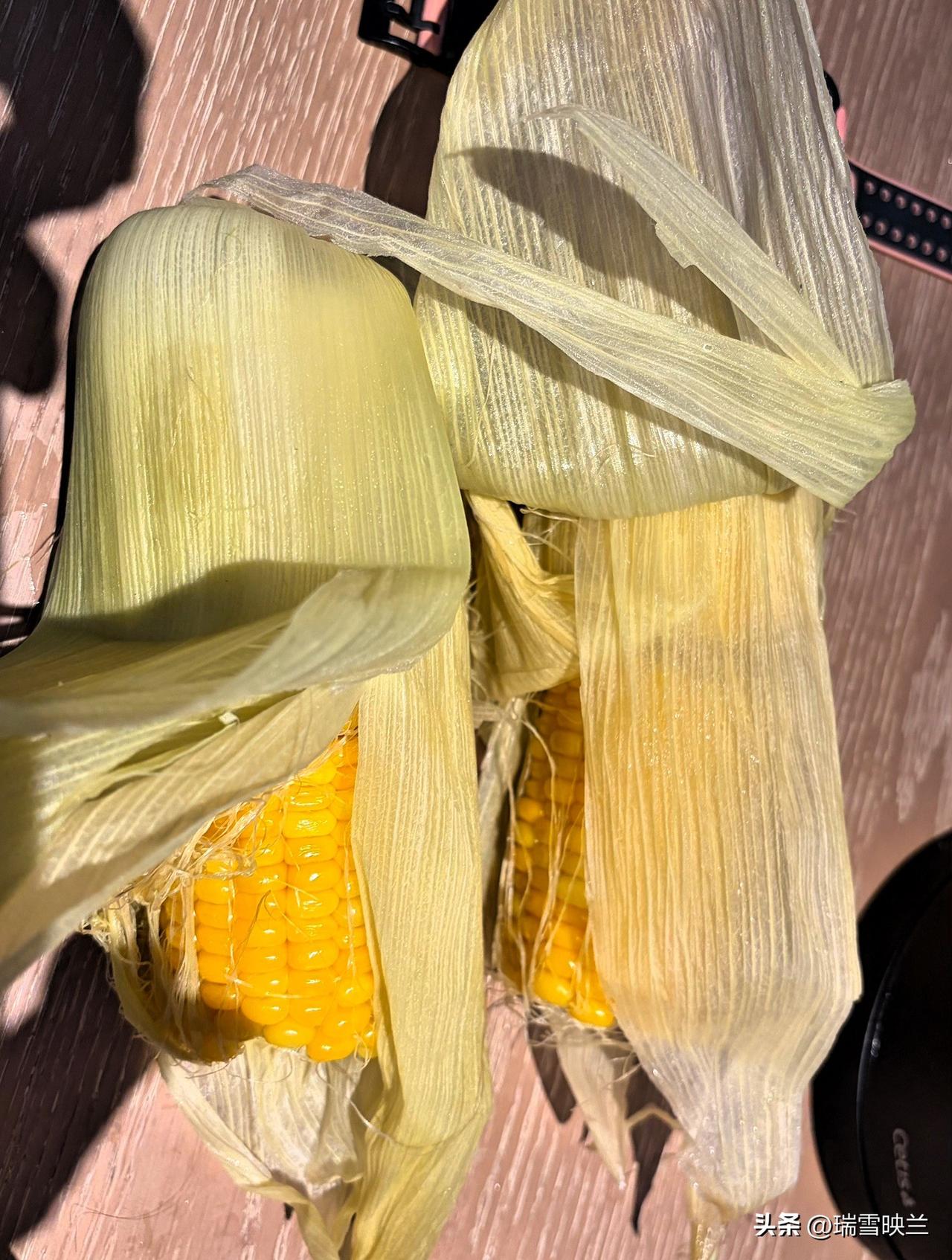 这两天，两个孩子的零食，完全被现煮的新鲜玉米取代。



从两个孩子来到长春市区