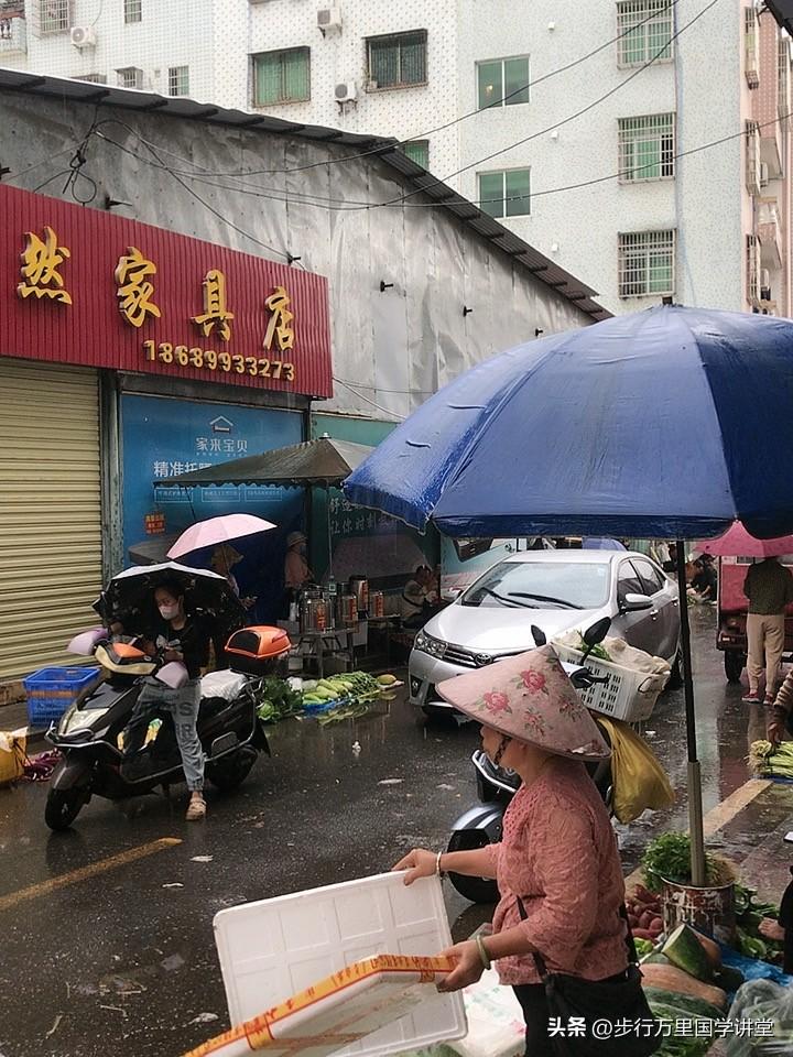 每天早起四点在市场有一个大车进来，就在附近，进蔬菜，然后六点多到这个市场来卖菜，