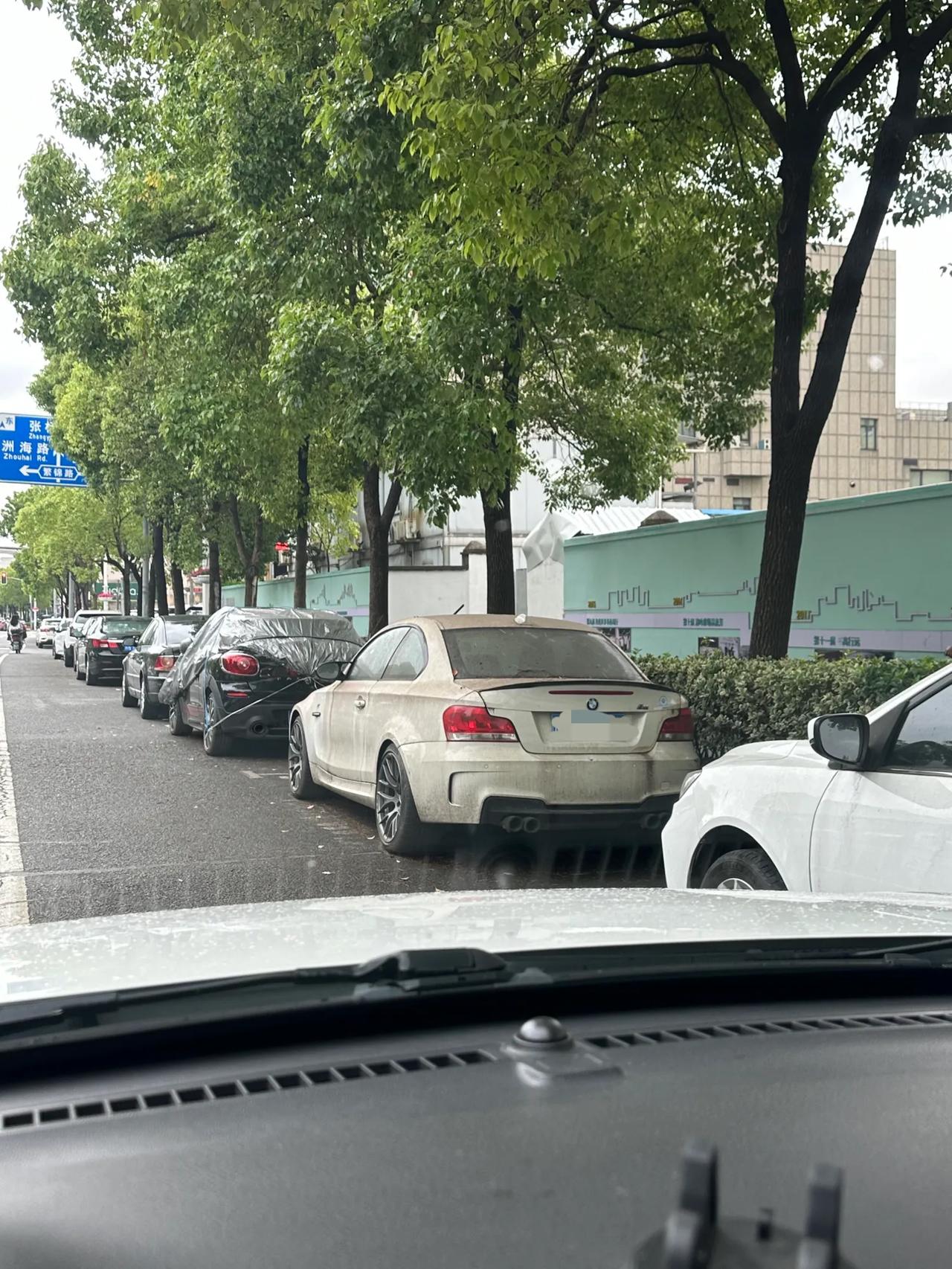 唉……太可惜了，好好保养当个小众兜风车，有事没事开开还是挺拉风的

路边的宝马1