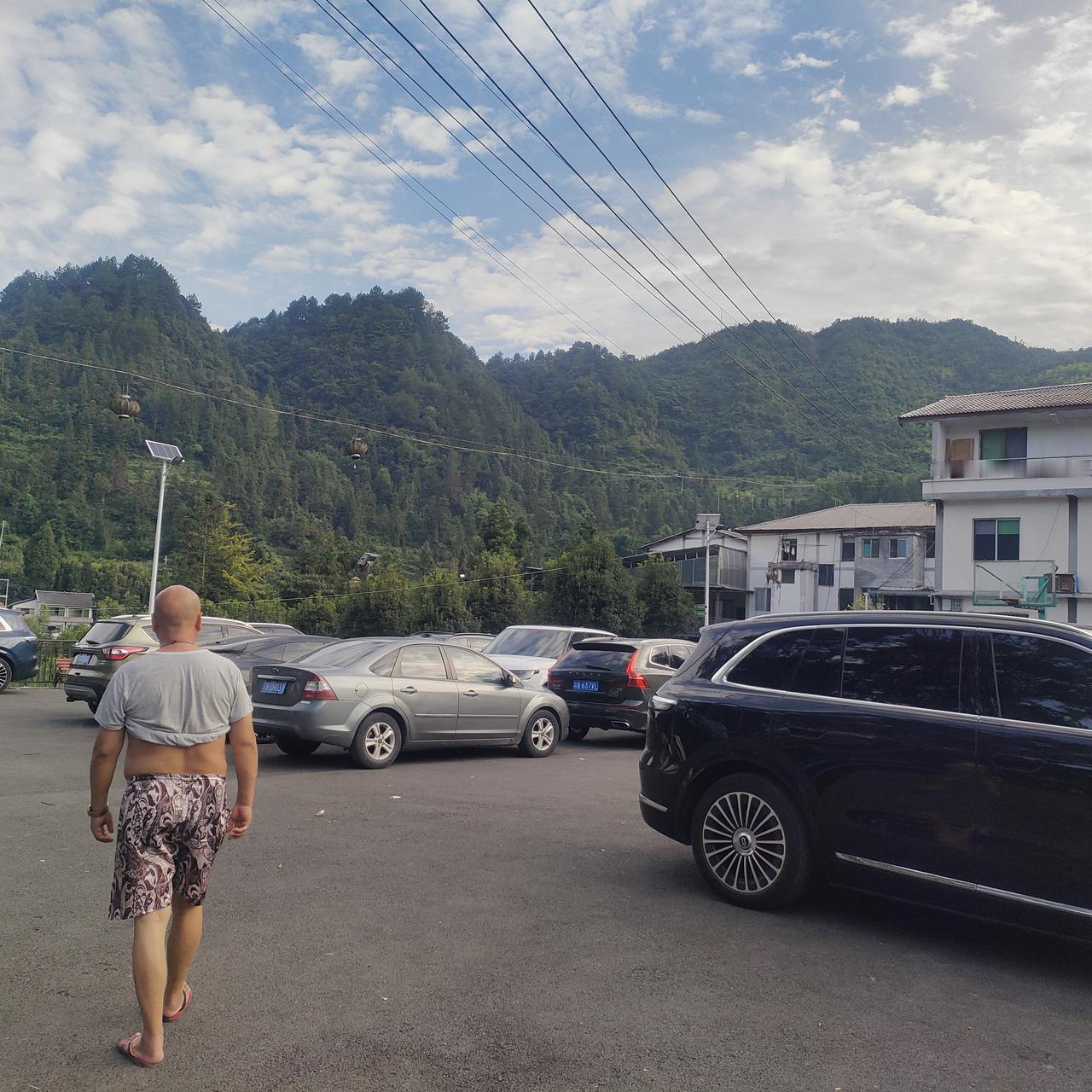 夏日生活打卡季今天广场停满了车，又有不少重庆人涌来避暑，晚上大妈们都跳不了广场舞