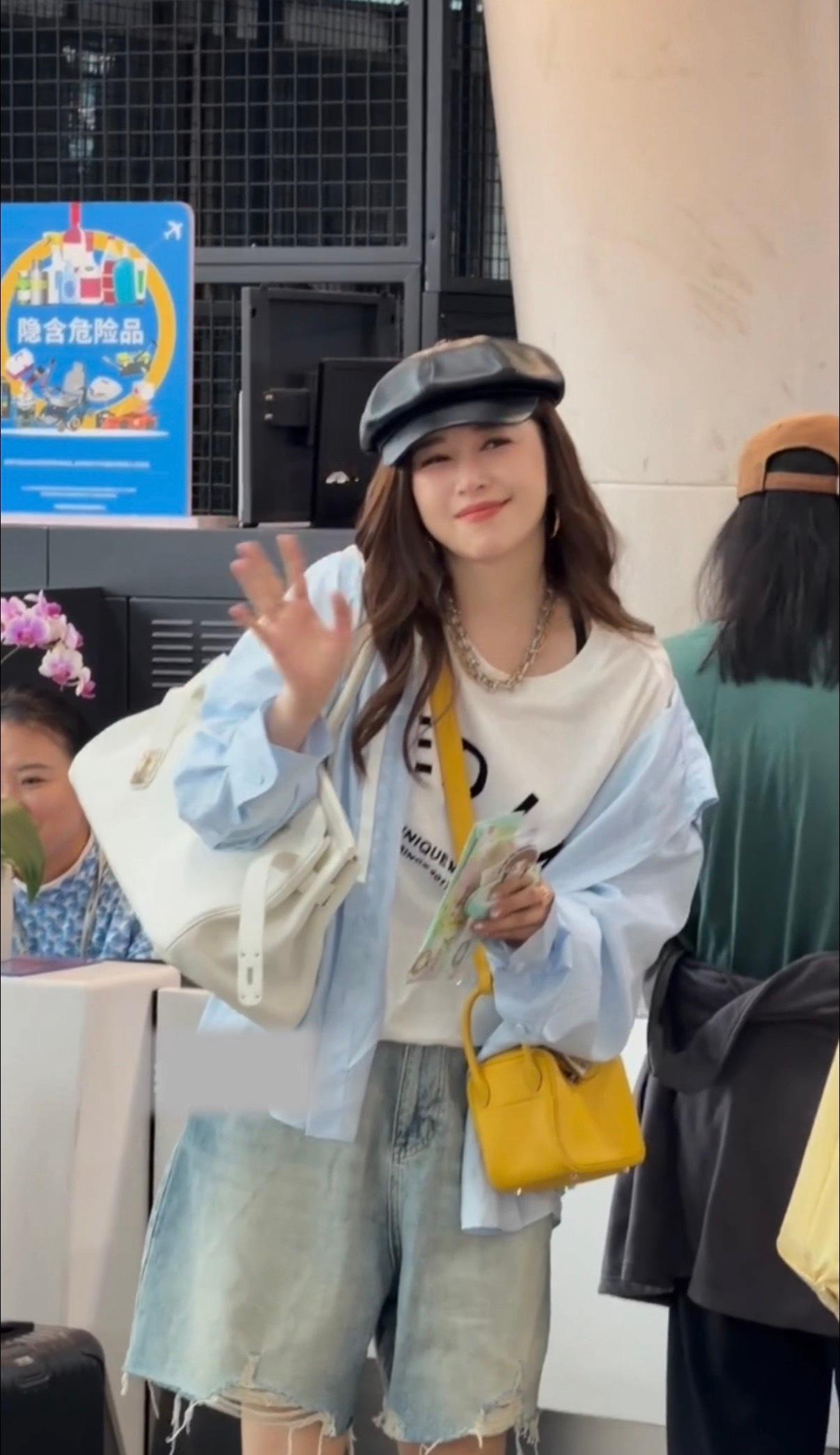阚清子收到粉丝做的乘风纪念册爆哭 阚清子在机场收到粉丝做的乘风纪念册，翻开的瞬间