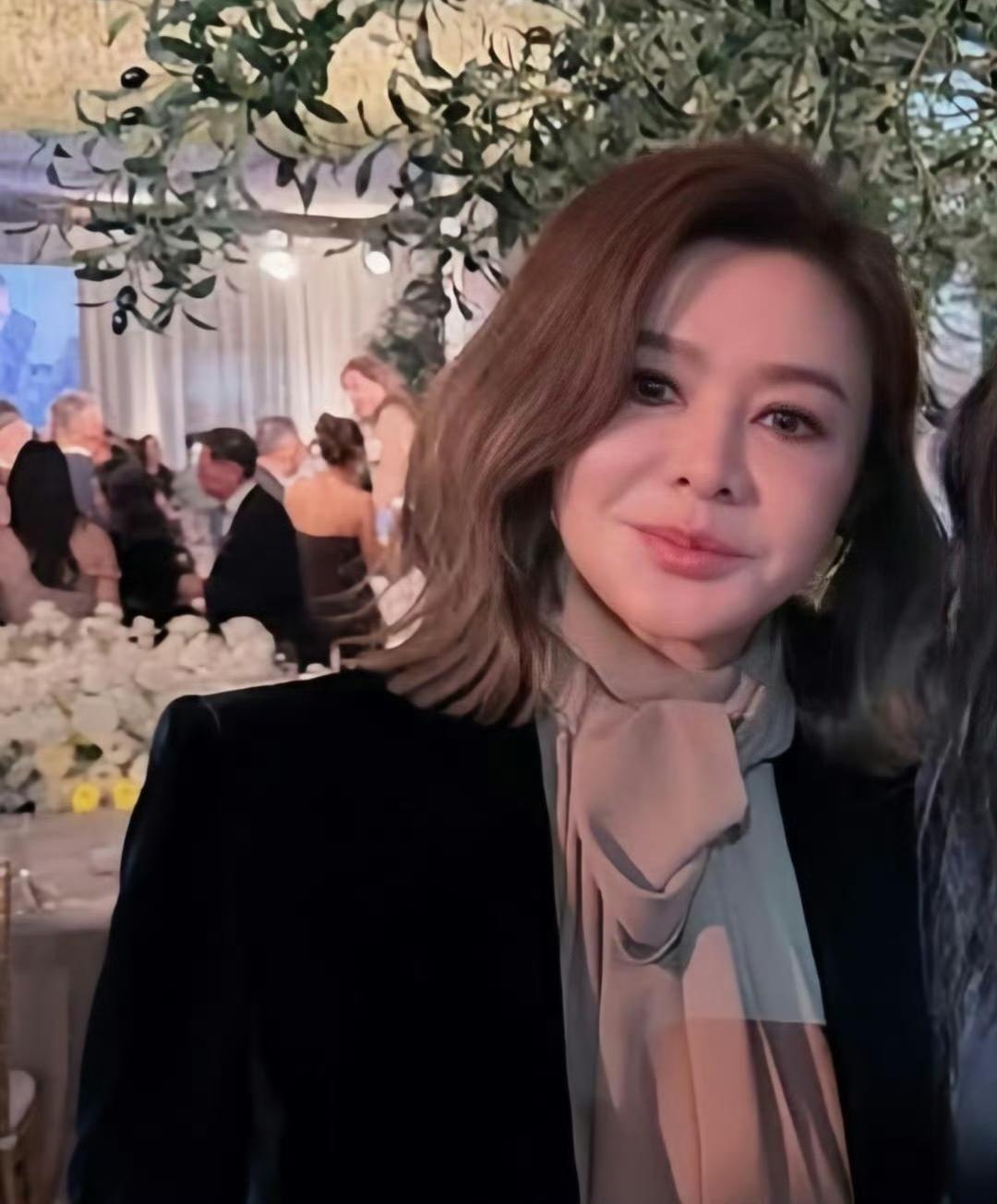 看到如今的关之琳就会感觉到美人迟暮是件令人伤感的事。年轻时越是漂亮越难接受容颜老