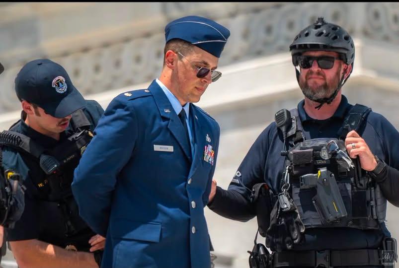 美国又出事了：现役空军军官公开呼吁弹劾特朗普，当场就被逮捕！最近，一名现役美国空