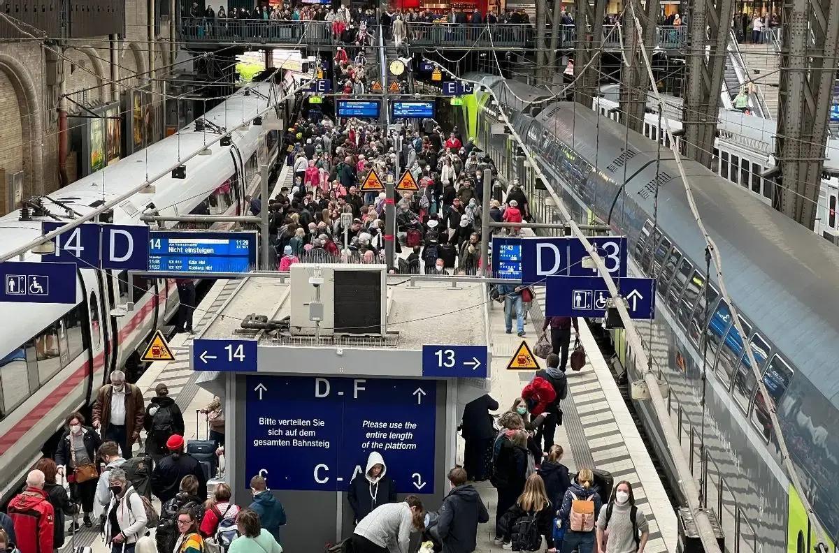 德国准点狂魔的铁轨，怎么就崩成这样？去年长途列车准点率仅60%，创190年新低，