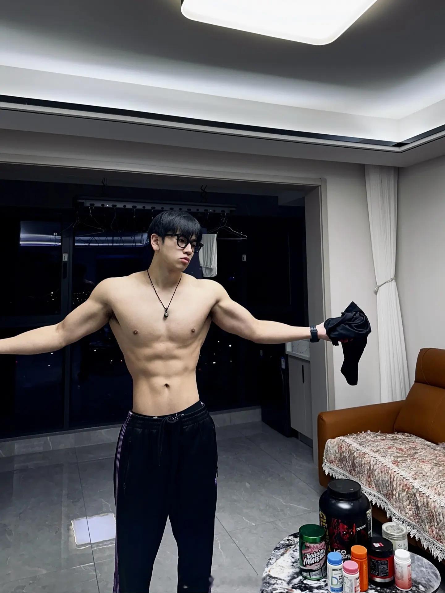 腹肌体育生[舔屏] 