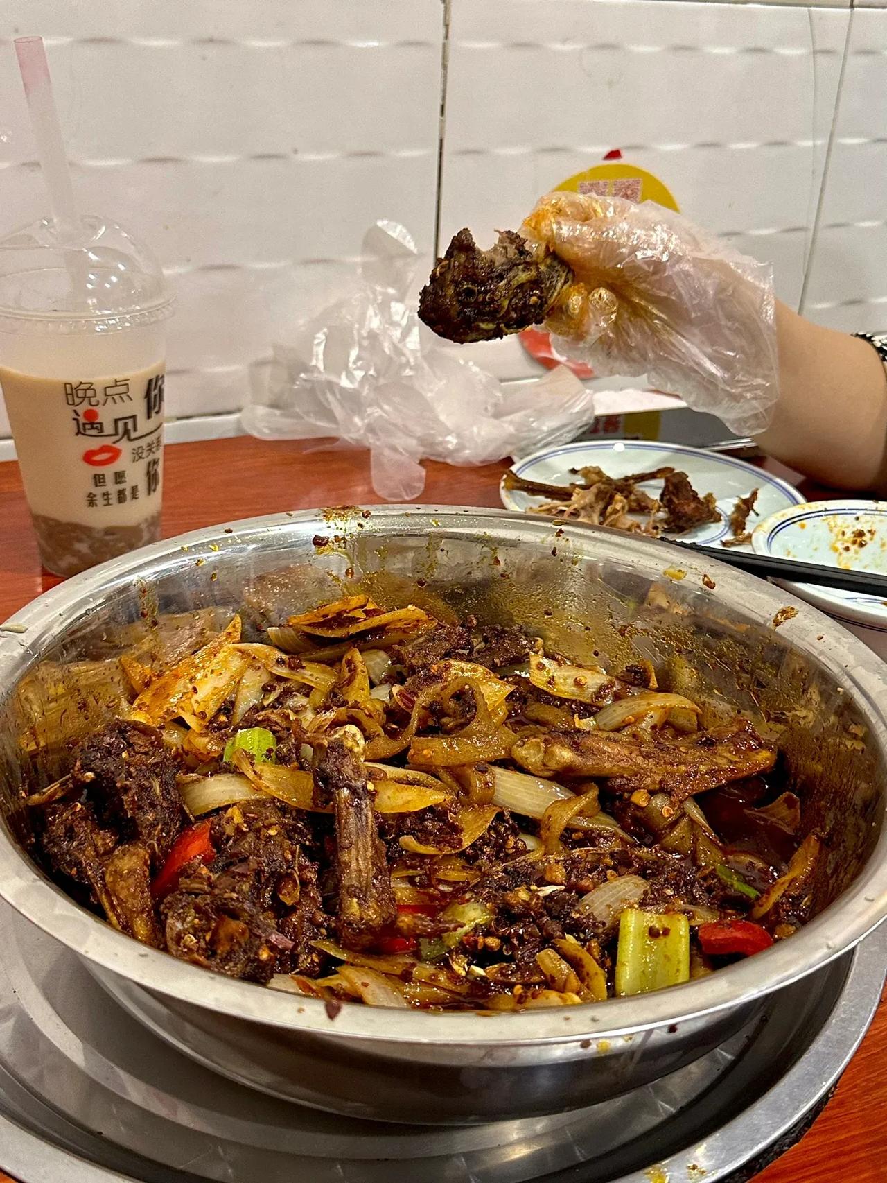 成都开了20多年排队20多年的苍蝇馆子！

谁还没吃过这家苍蝇馆子啊，隔壁就是黄