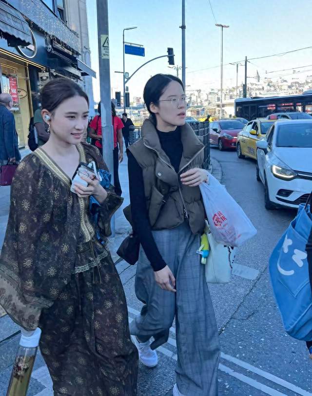 何超莲土耳其街头被偶遇，贵妇裙白到发光，娇小身材比例逆天！