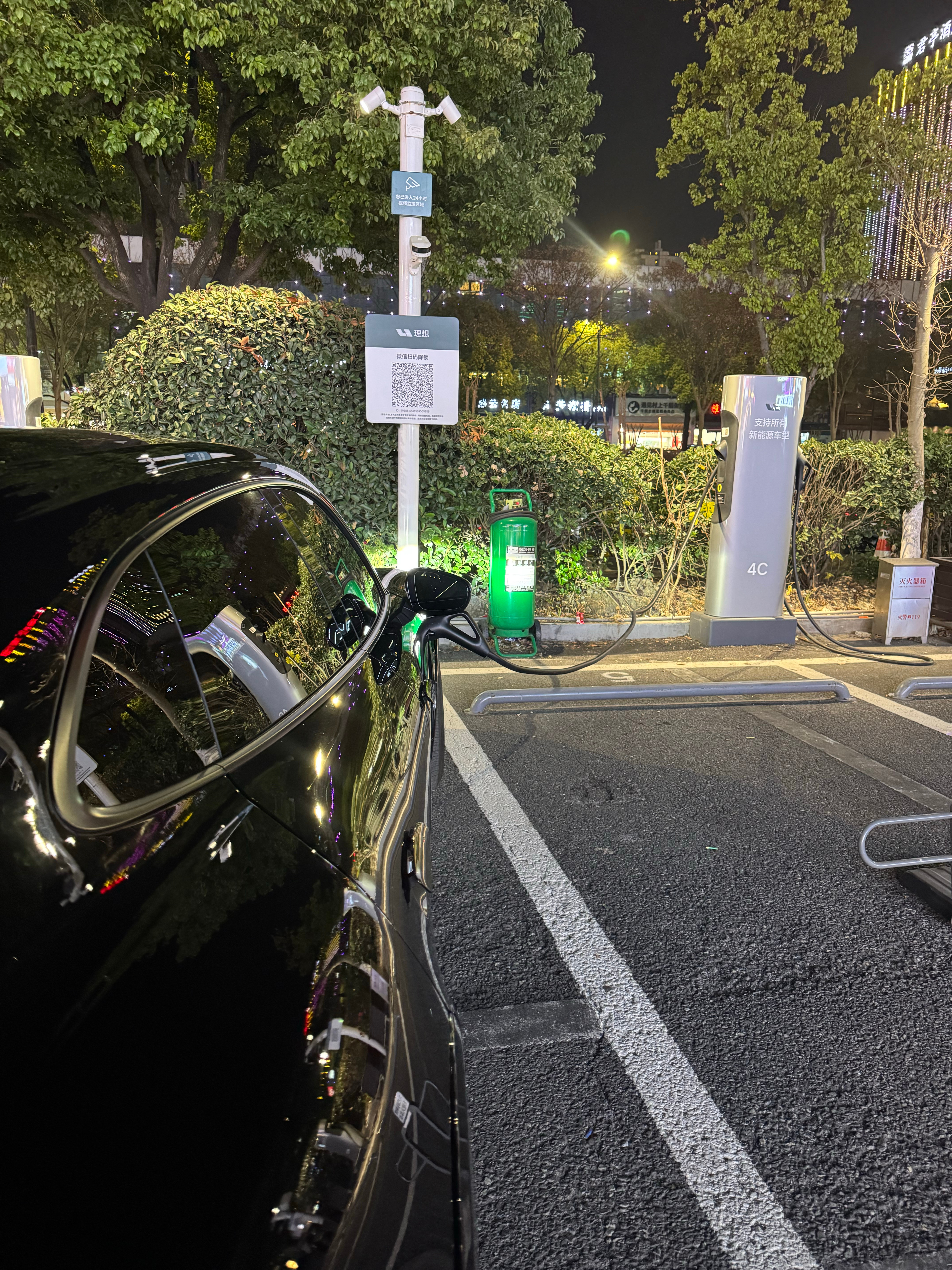 实在没办法了，Taycan快充口在右前方，还得头进去，然而面前的桩还绕不过来，只