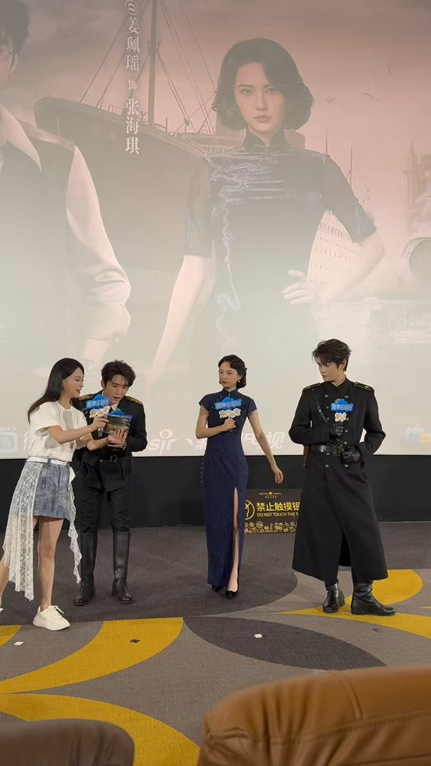 张新成丁禹兮姜珮瑶揪耳朵名场面南部档案追剧团 姜珮瑶拎着俩徒弟耳朵的画面也太有爱