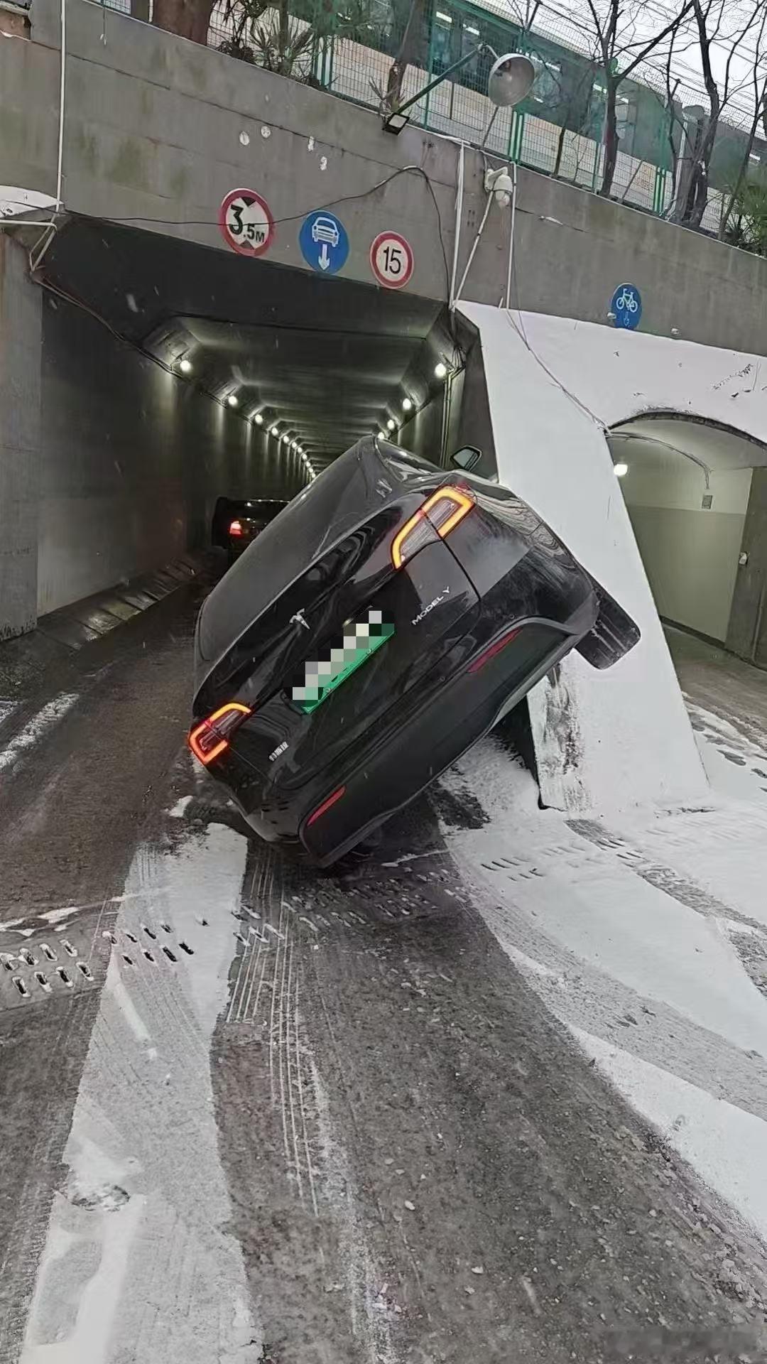 “邪恶大鼠标”会制裁每一个不规矩的人你看这，当场起飞 