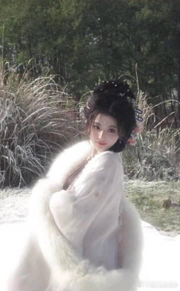 谁把俞浅浅拽来风华合伙人跳舞孔雪儿30秒的视频看了30遍看到俞浅浅的舞姿，瞬间被