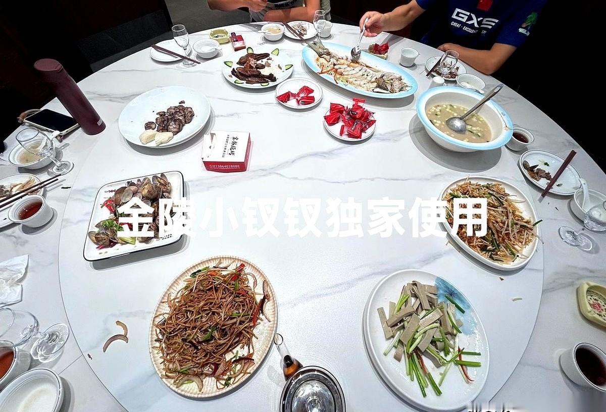一家搬到非繁华地段楼宇七楼的酒店，十几个包间和容纳十桌的大厅每周四都会准时爆满。