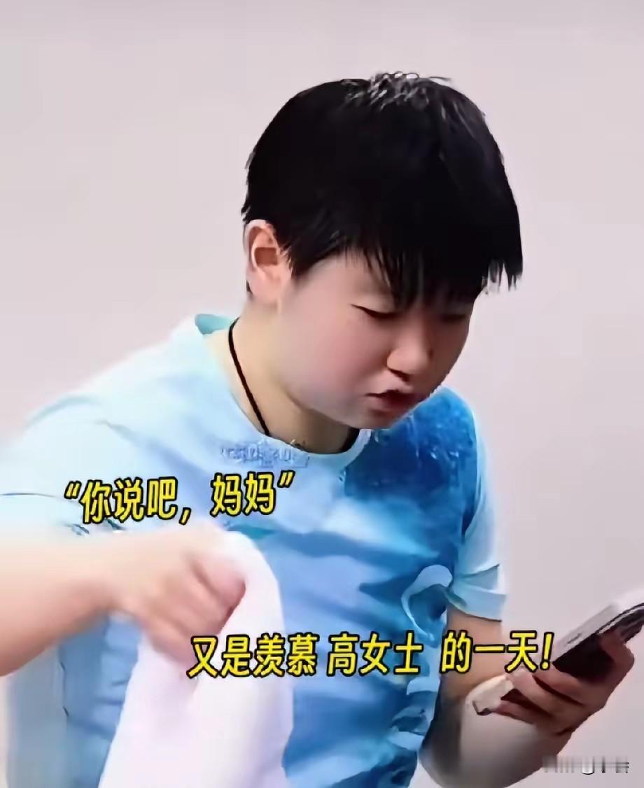 莎莎给妈妈打视频啦！隔着屏幕都能感受到那份乖巧和依恋。妈妈叮嘱好好吃饭、听教练话