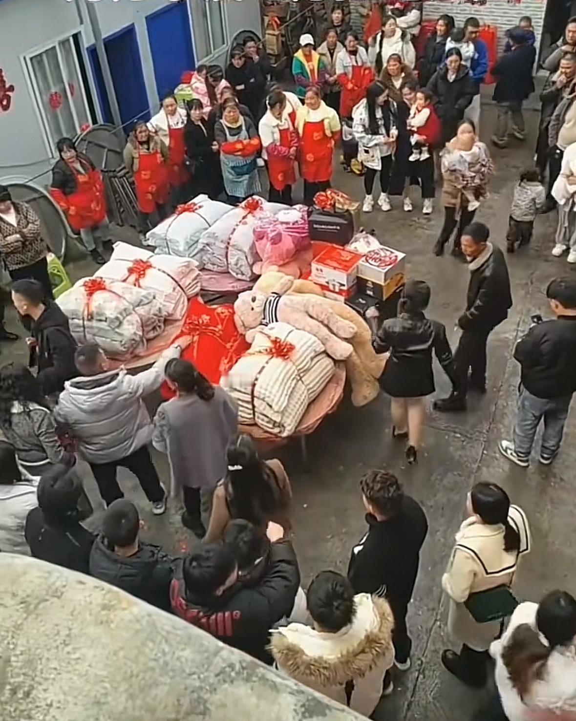原本是一件喜事，女方陪嫁棉被太多，男方家没地方拒绝入屋。我出嫁的时候也有八床被子