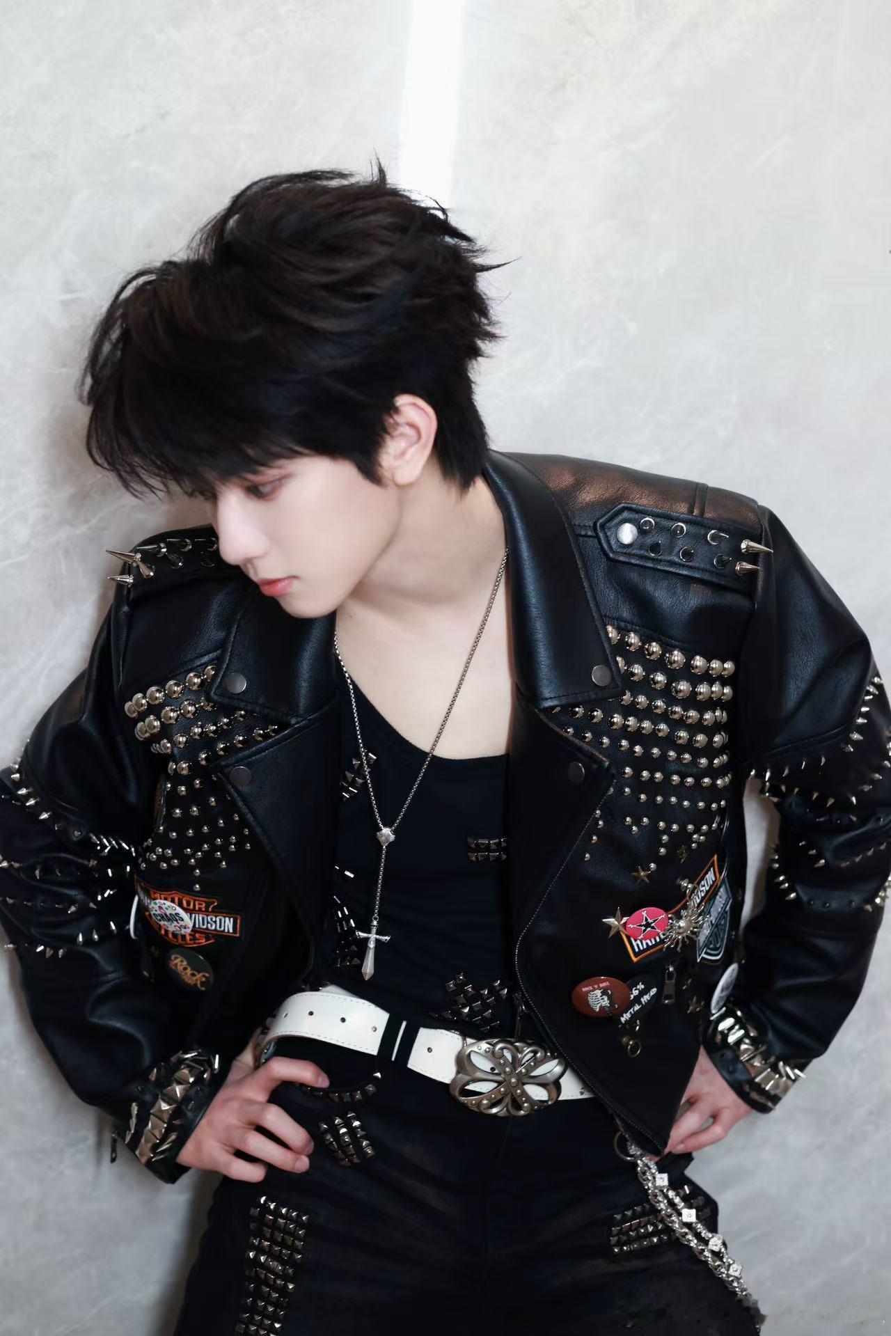 穆祉丞眼里全是对自己的欣赏 穆祉丞的唱跳实力不仅很值得被欣赏，这个完美的外貌条件