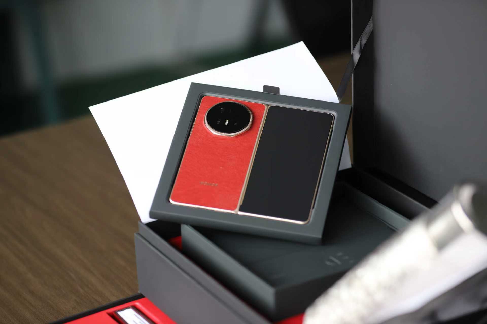 全网操心的碎屏事件圆满落幕！张雪换上荣耀V6，黑钻屏加持下，不仅观感通透，还格外