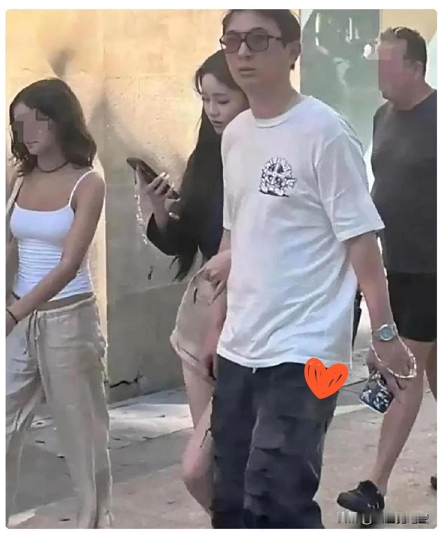 王思聪追女的那套路被扒出来了。跟他处过的女生说，他先刷十个嘉年华，三万多块，然后