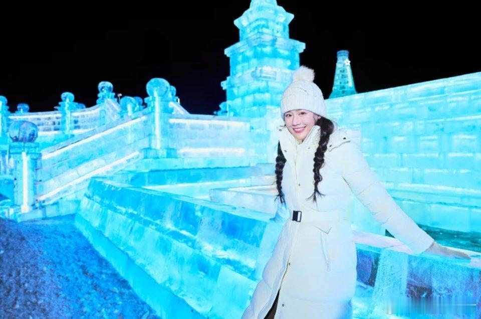 马思纯在哈尔滨冰雪大世界分享了一组日常～“2025.12.20 🐴在尔滨的冰雪
