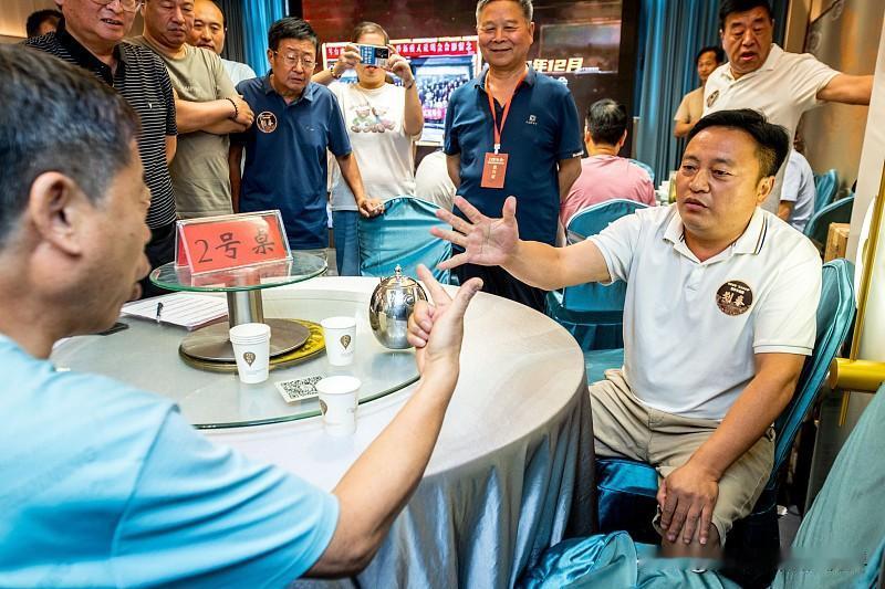 发现没，｜同学聚会，最能看出这件事：时间把每个人雕刻成了不同的形状，而我们都急着