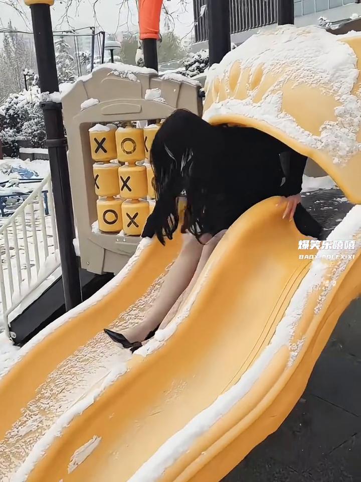 下雪天的倒霉瞬间。
父爱如山倒，汽车全责，生如履薄冰，起飞失败，没有一步是自愿的