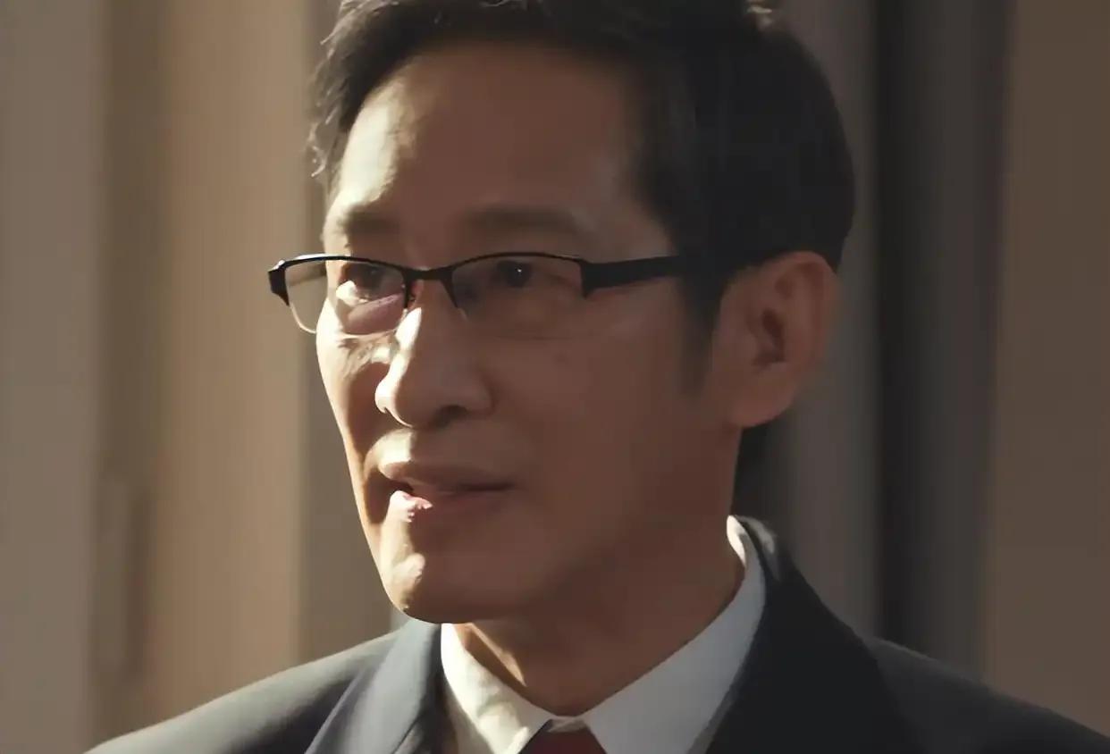在靠脸与绯闻博眼球的娱乐圈，王劲松如一股清流。无儿女牵绊，无绯闻缠身，他于配角之