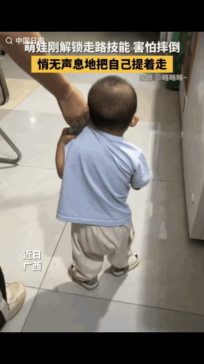 “万万没想到！”广西，一位爸爸教自家宝宝学走路，宝宝很想走路，但又不敢自己走，家