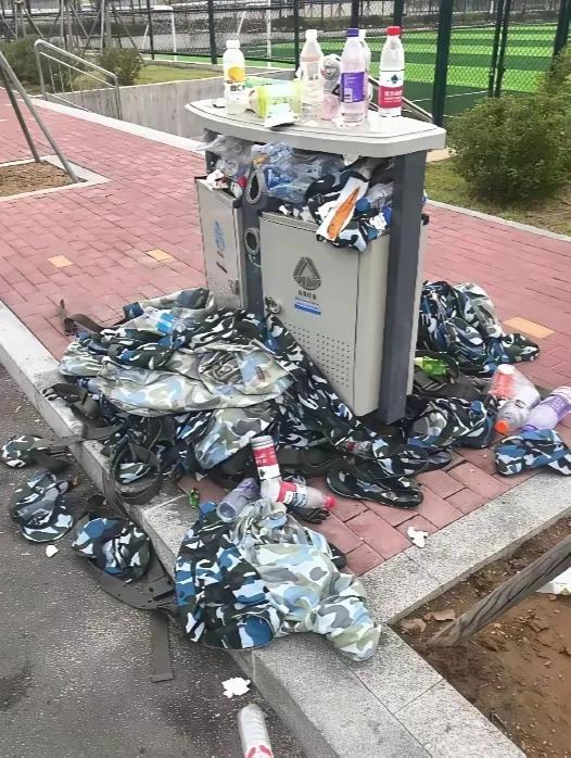 好好的衣服怎么能说扔就扔了？军训结束后，只穿过几天好好的衣服就扔进了垃圾桶。其实