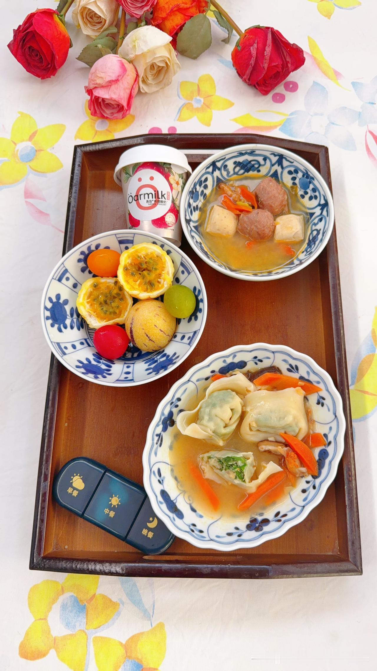 荠菜馄饨，潮汕牛肉丸石屏豆腐，彩虹多色小番茄，黄金百香果，人参果。草莓希腊酸奶，