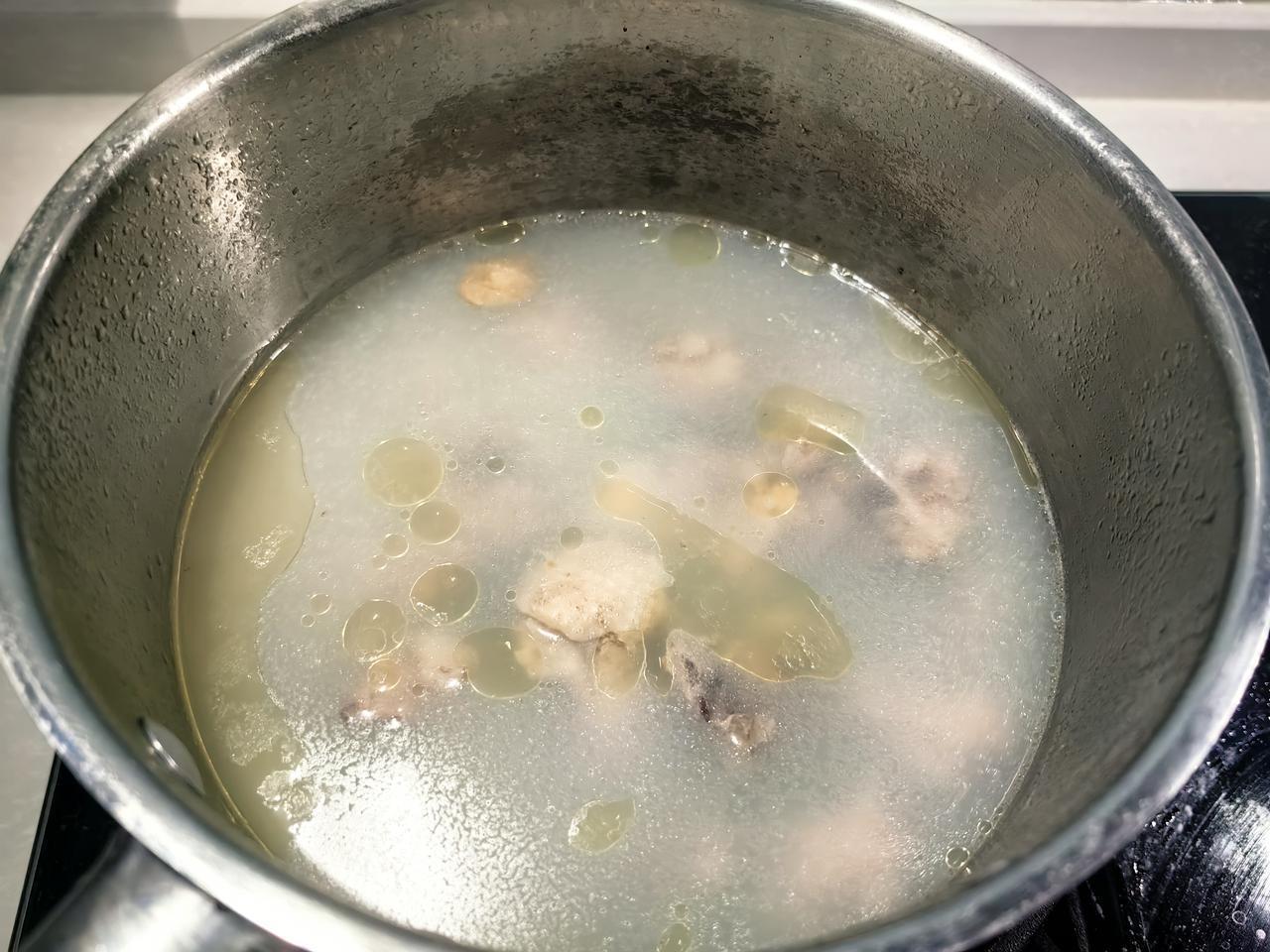自己养的鸡，炖汤确实好喝！