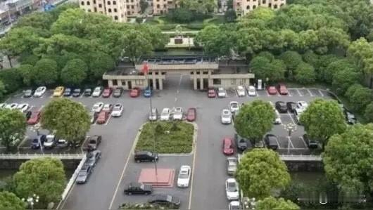 为什么体制内没人敢开40万以上的车？

去过任何一个政府大院、事业单位停车场的人