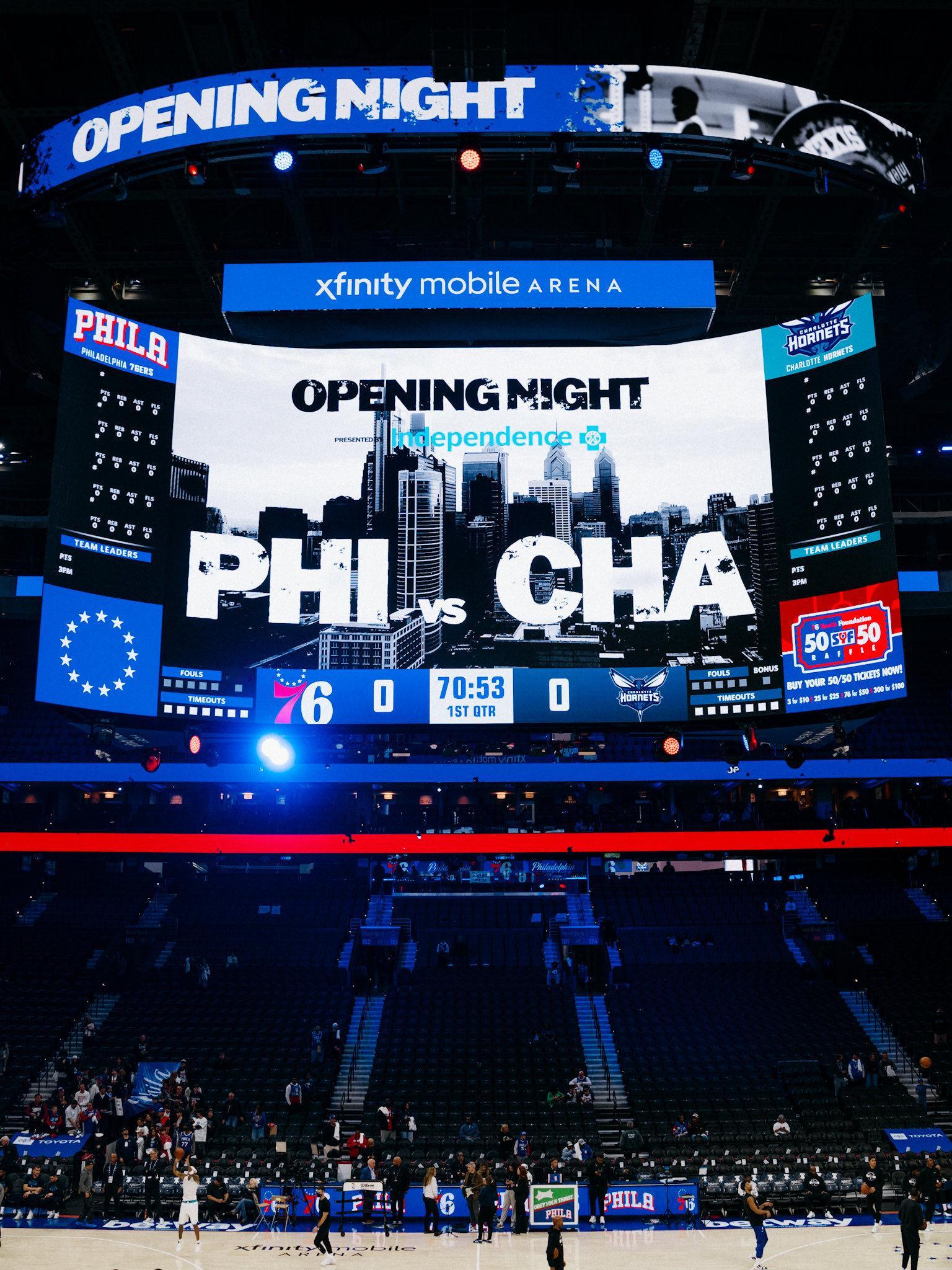 常规赛主场揭幕战！今晚到场的球迷都将收获一件主题T恤！[围观]费城76人新赛季篮