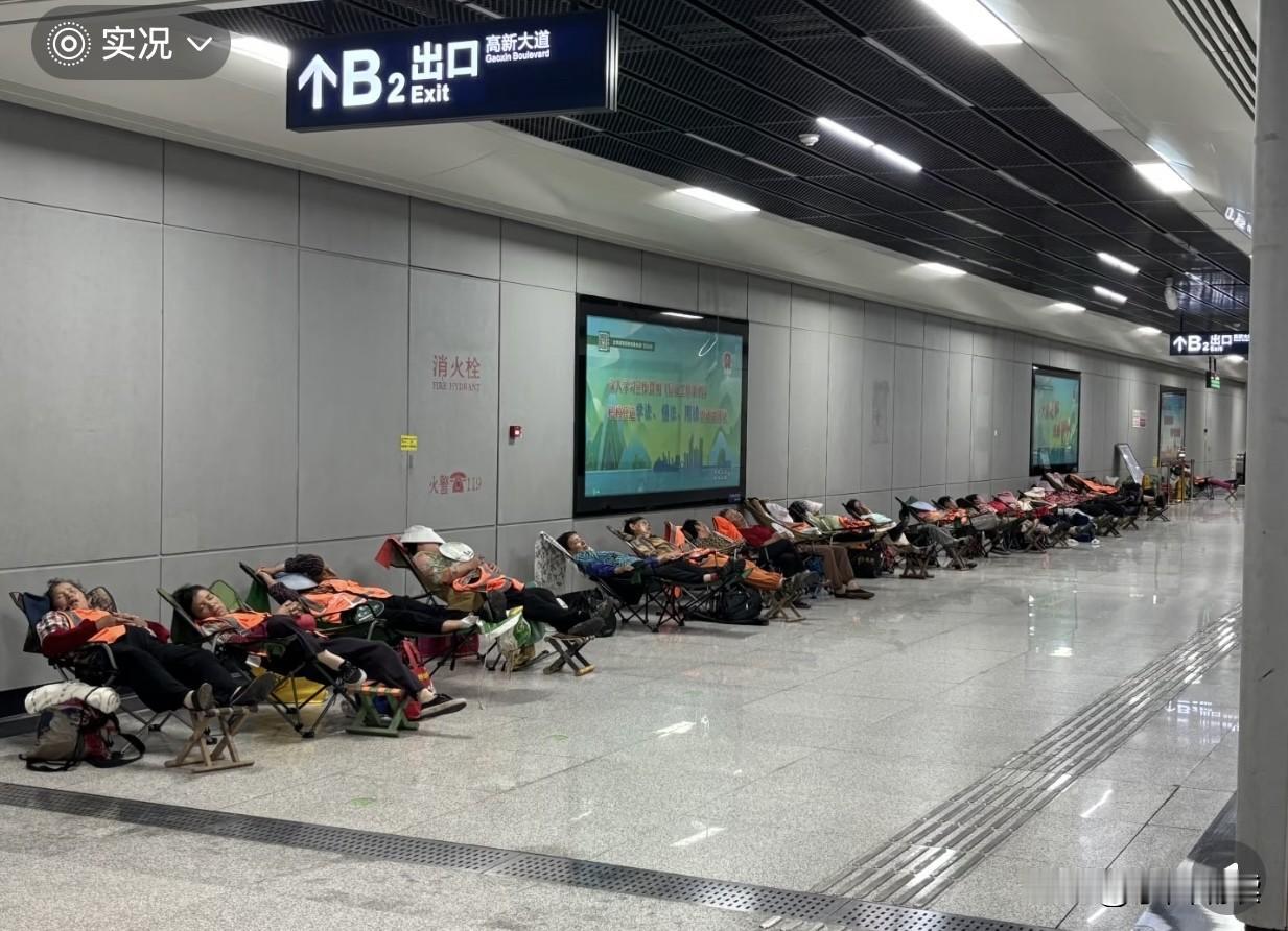 哈哈，这是哪里的情景？这么多人悠闲自得的样子还挺让人羡慕啊，说实话看他们这么整齐