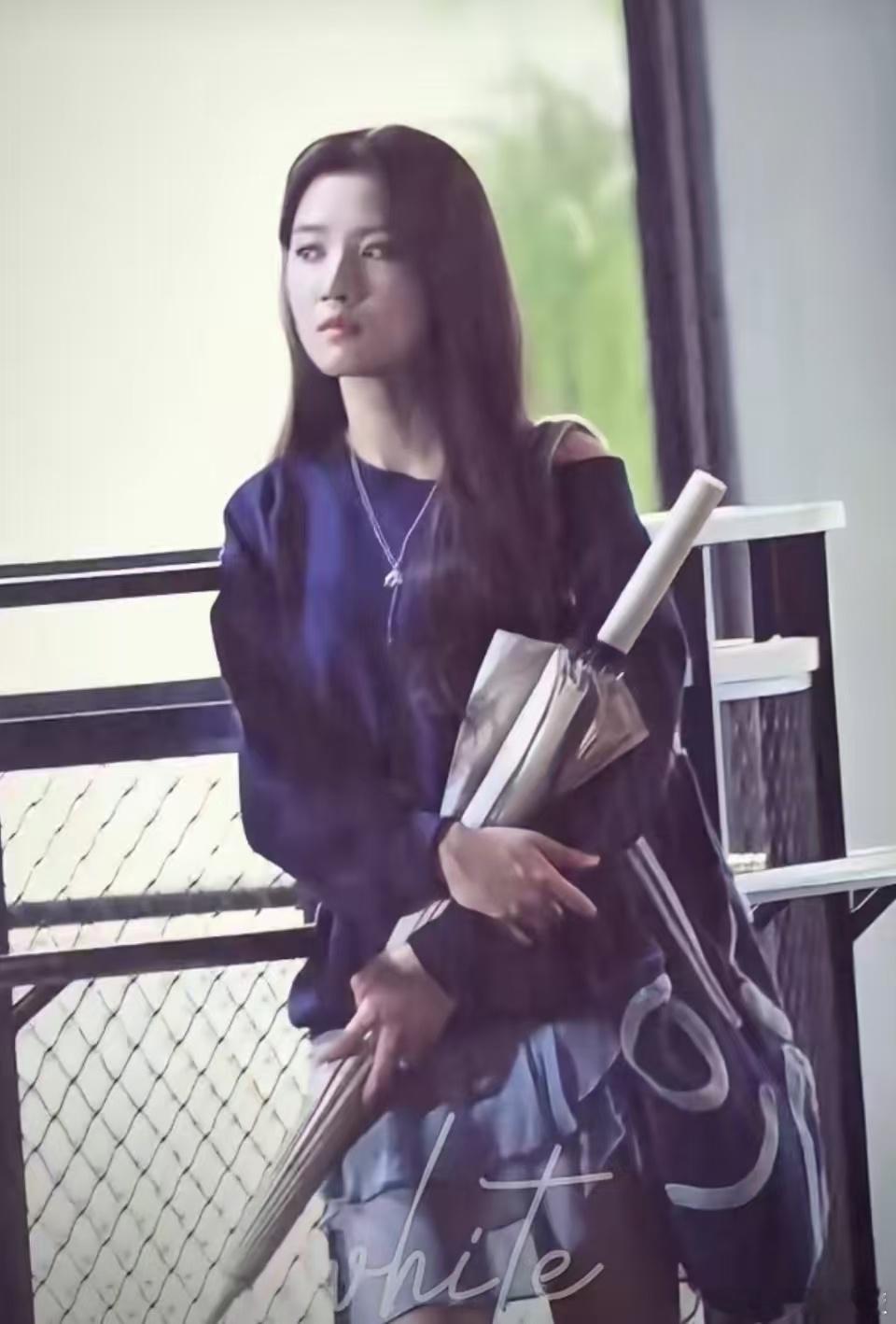 卢昱晓折月亮雨夜拿伞路透卢昱晓折月亮雨中拿伞路透卢昱晓折月亮雨夜拿伞路透，可爱，