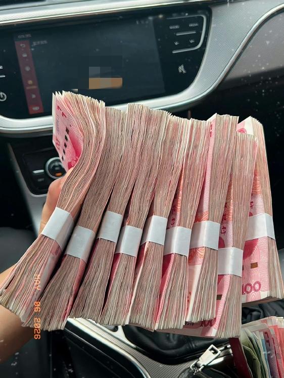 自从嫁给我老公，
我才算明白，
原来我爸妈就是开银行的。
 
去年张口借走5万，