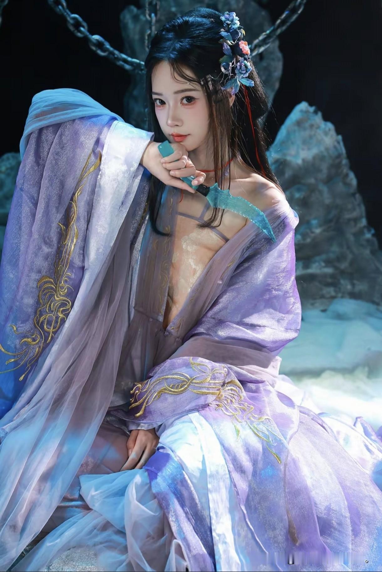 紫衣如雾，锁链缠身，
她曾是天界最温柔的星，
如今却坠入幽冥，被遗忘在时间的尽头