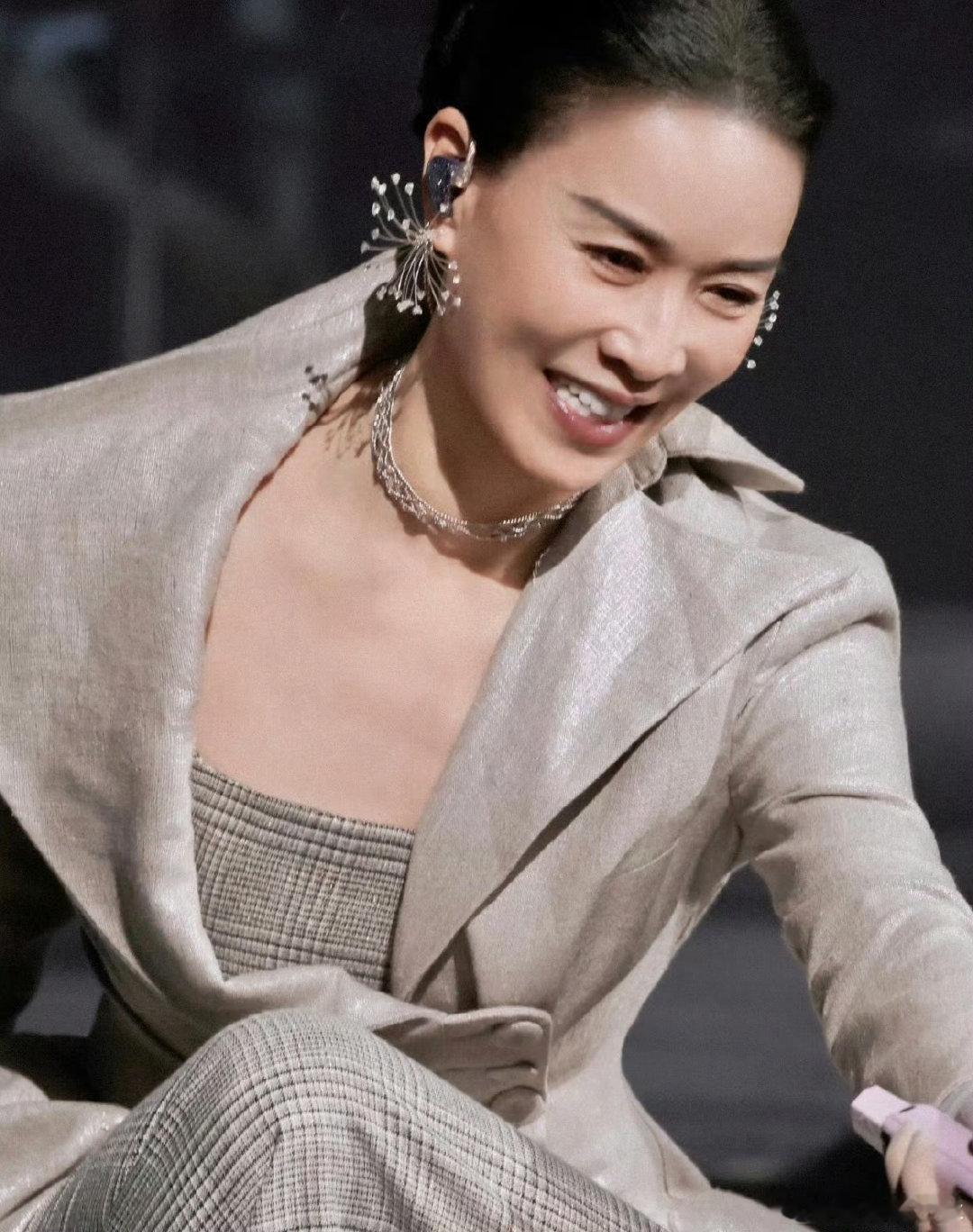 网传那英歌王之战帮唱歌手2026 网传那英助阵窦靖童决赛，两代天后同台，三十多年