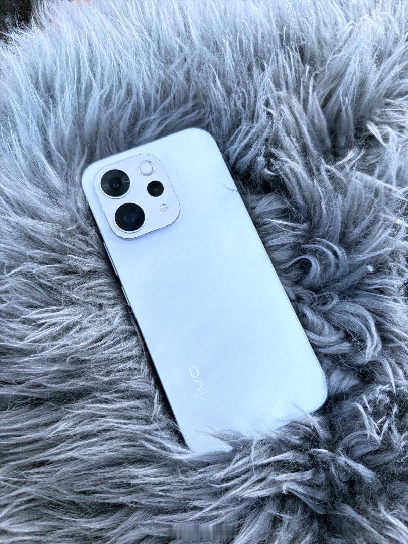 元子作为军事博主，日常拍摄装备展示、科普场景时，对手机影像的远距离抓拍和动态记录