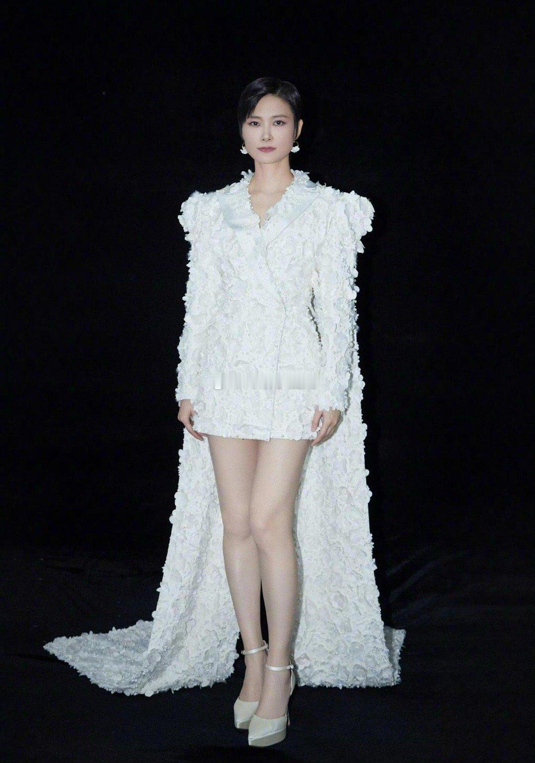 走中性风的李宇春现在变得好女人，现在都快成裙子大户了，一双大美腿尽显无余。 