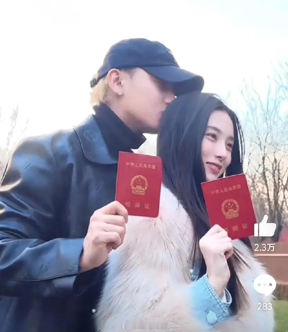 黄子韬这是真爱无疑了，甜蜜又幽怨地，说自己老婆徐艺洋拍结婚照时没洗头。哈哈，是老
