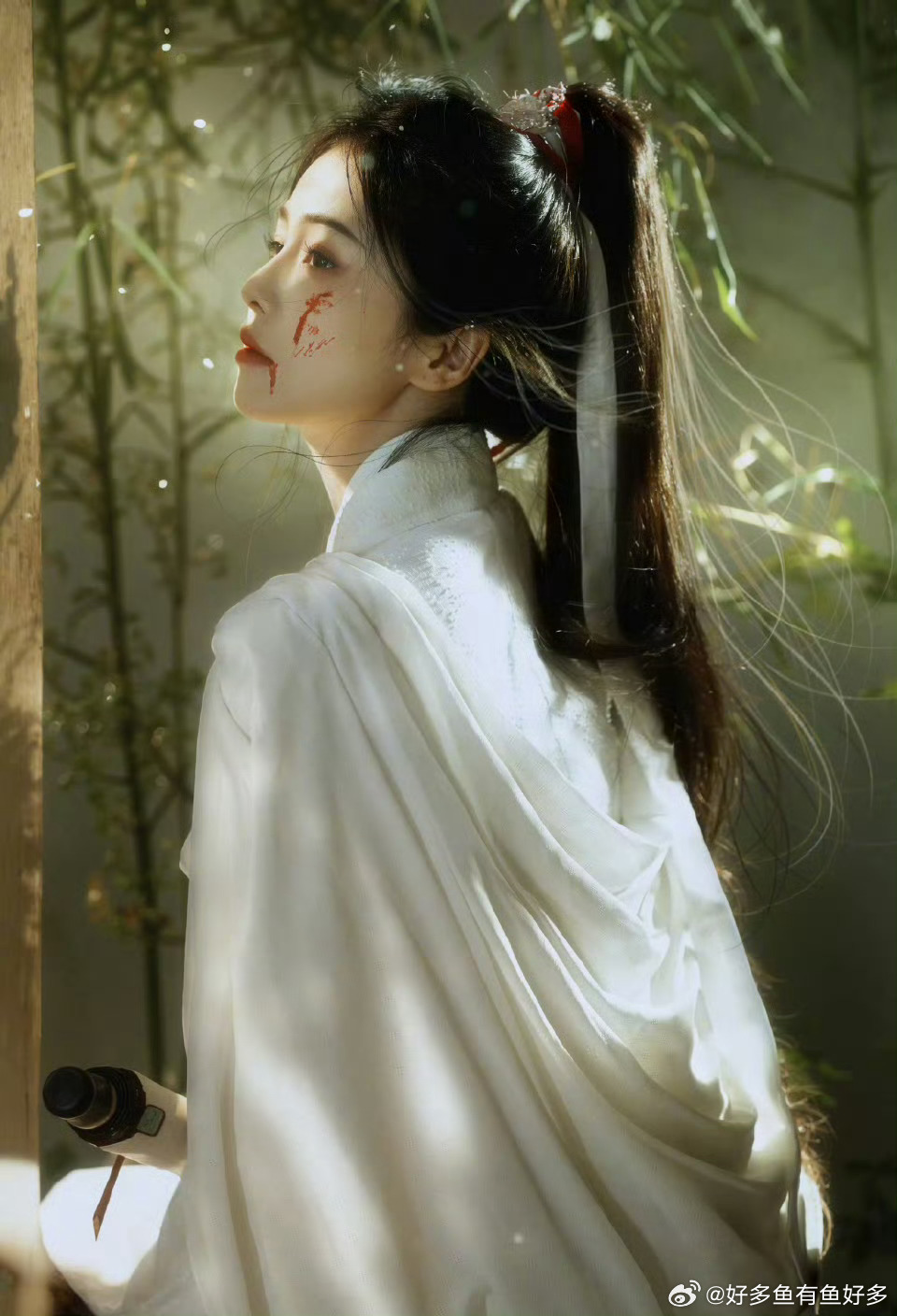 白鹿战损照清醒又狠绝 上元夜灭门之痛，让李佩仪从此只剩孤影。白鹿把清醒与狠绝刻进