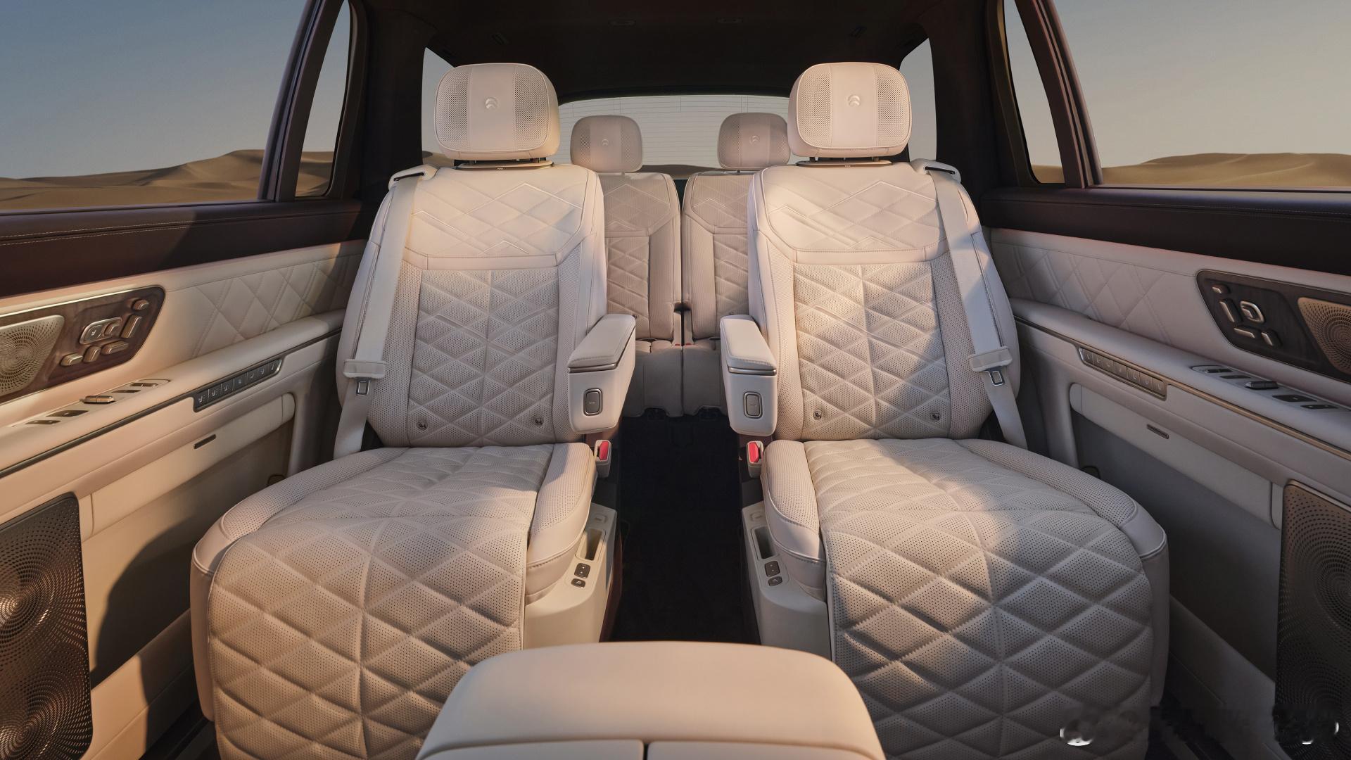 蔚来 ES9 的过道版官图来了，少了中间的行政中岛，小桌板也放在常规的座椅靠背后