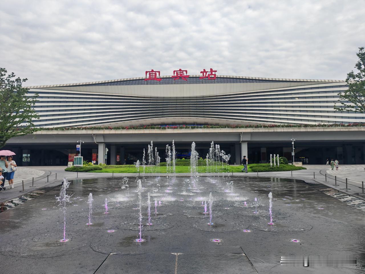 宜宾站和宜宾西站明明靠得这么近，为啥不合并？