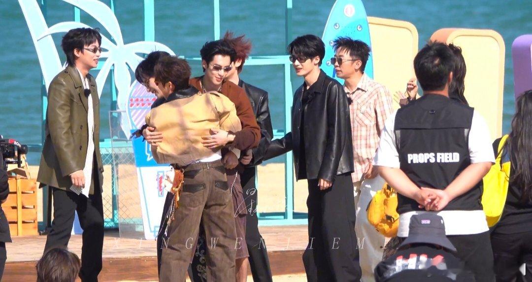 放开这个王鹤棣让我抱抱你好星期六你好星期六全员团建路透 谁懂啊！《你好星期六》海