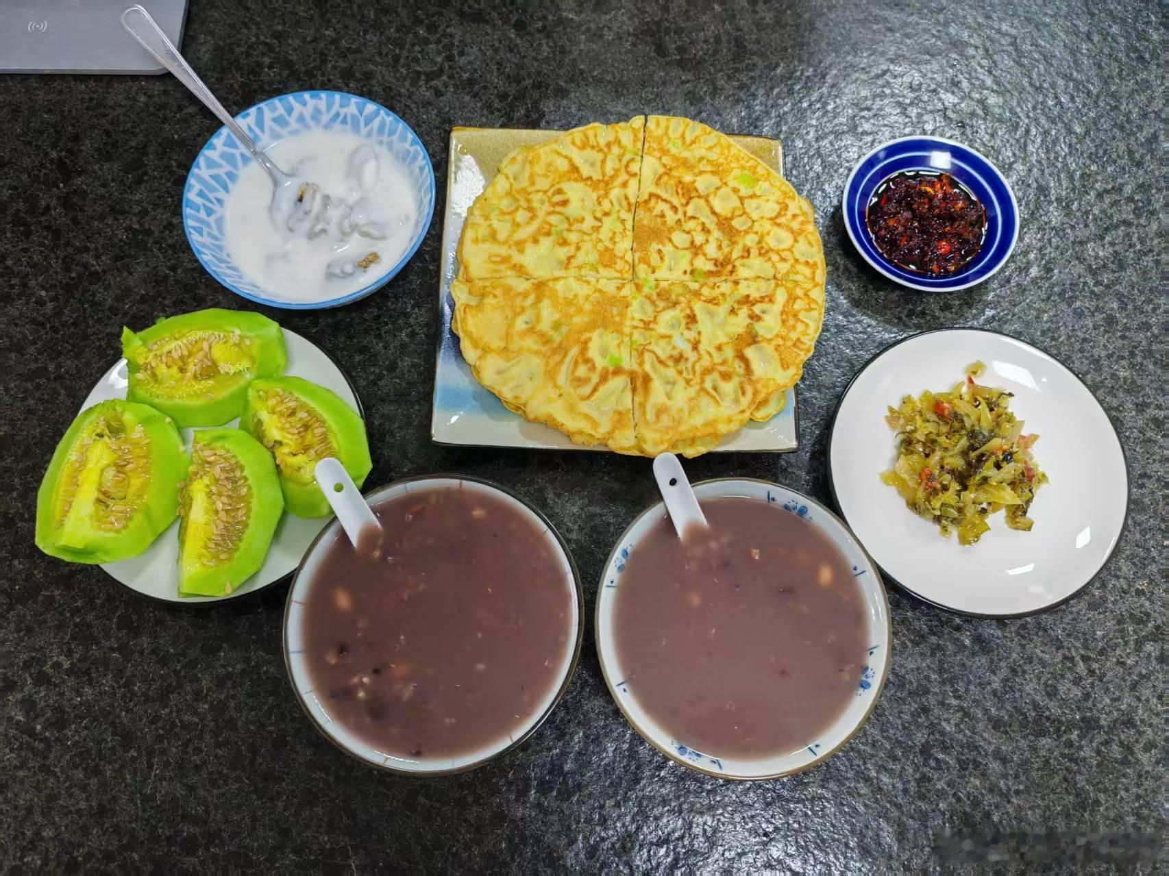 早上我在厨房做早饭，江哥在旁边一边做家务一边哼歌。我说：“你知道你唱的是什么歌吗