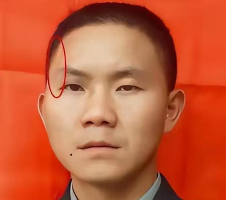 2007年，士兵卢加胜在训练时额头上的疤痕引起了军队政委的注意，在一系列询问后，
