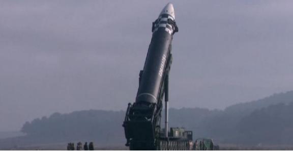 美国不敢打朝鲜，根本不是心善，而是被朝鲜的核威慑死死卡住了七寸。朝鲜和伊朗不同，