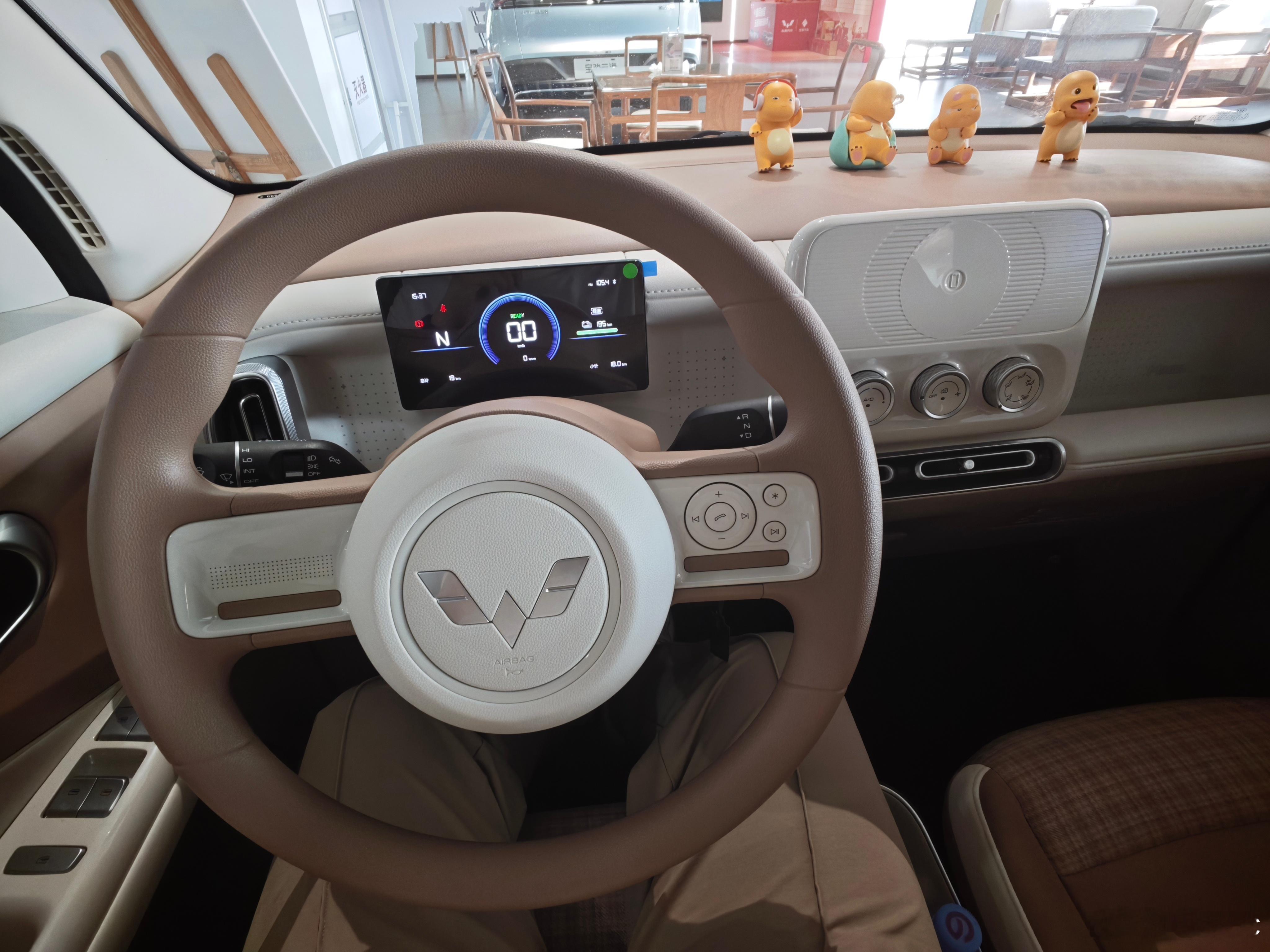 其实最新款mini ev的细节做得蛮别致的，配置不高，甚至没有车机，但哪里都很好