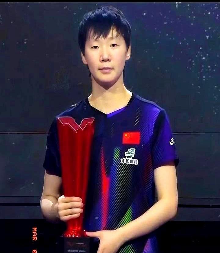 早田希娜瘫在椅子上死命摇头，球台对面的王曼昱连汗都没出透。
 
日本教练组一帧帧