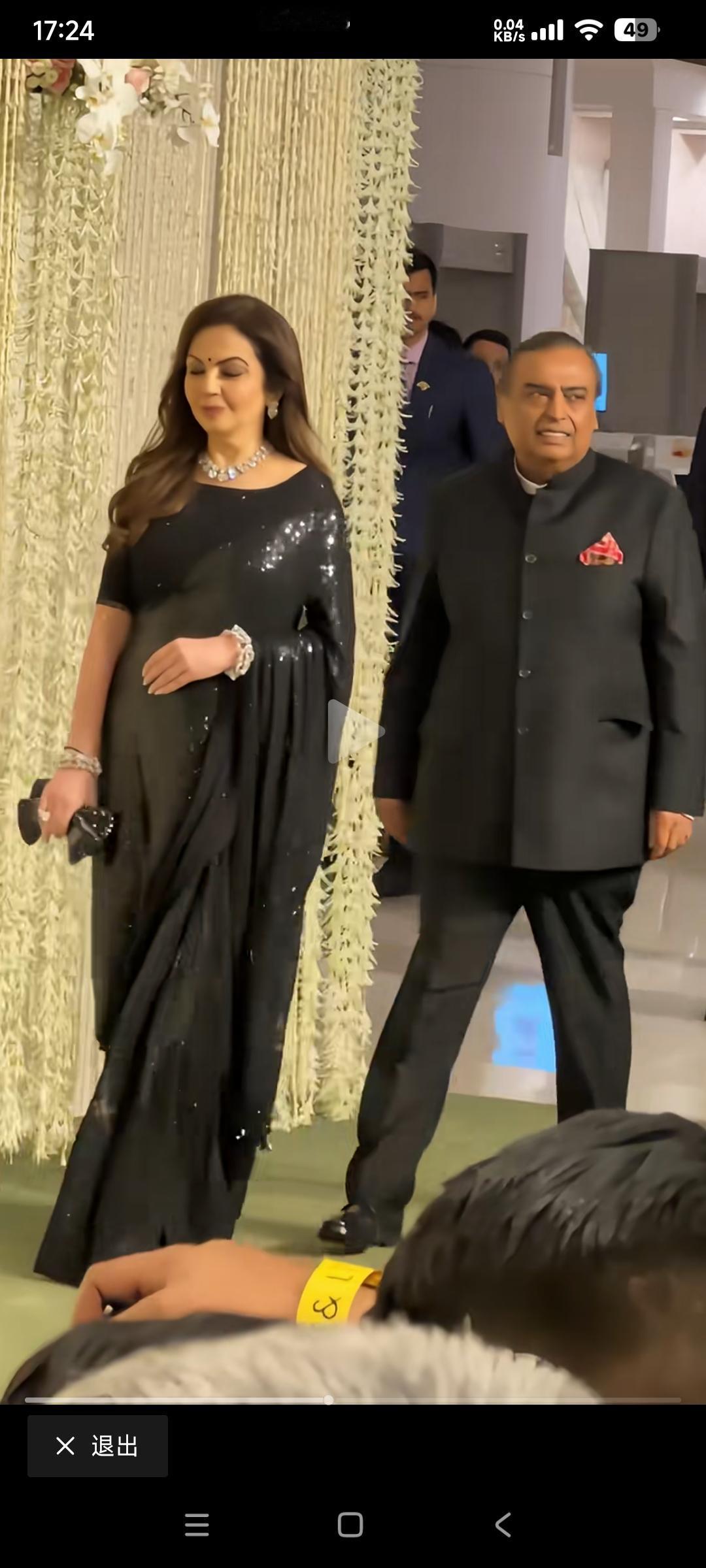 夫人是高种姓，首富是低种姓，夫人一直是气场上压着首富。

安巴尼妇女出席活动，两