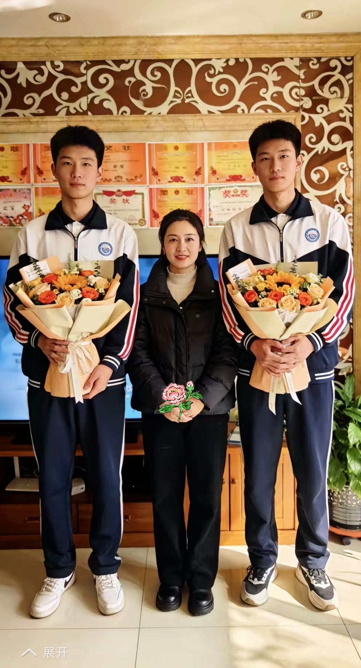 看哭了！哥哥走了12年，妹妹替哥哥照顾侄子守护着这个家，学校成人礼上别的都是爸爸